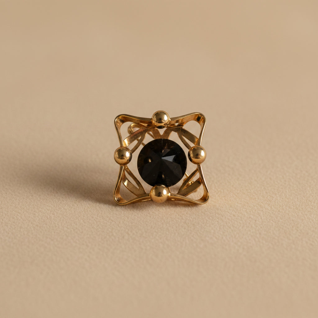 Loewe – Vintage Brosche aus goldfarbenem Metall mit geschnitztem Onyx