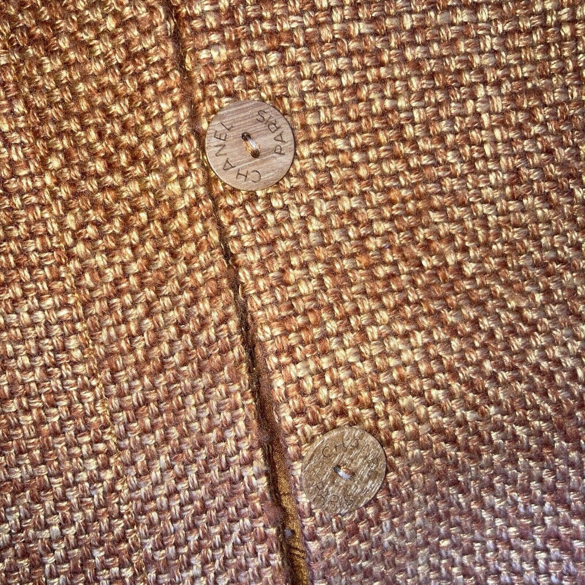 Chanel Autumn/Winter 2001 Tweed Skirt Suit with Silk Camellia Lining – Camel – FR 36