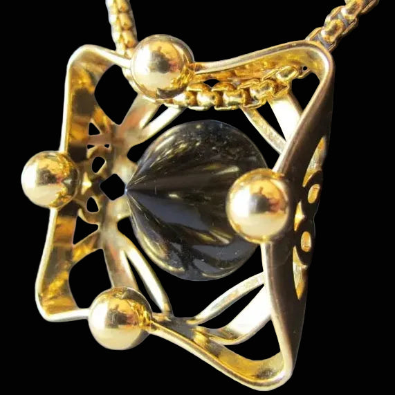Vintage gold necklace — chain and clasp detail