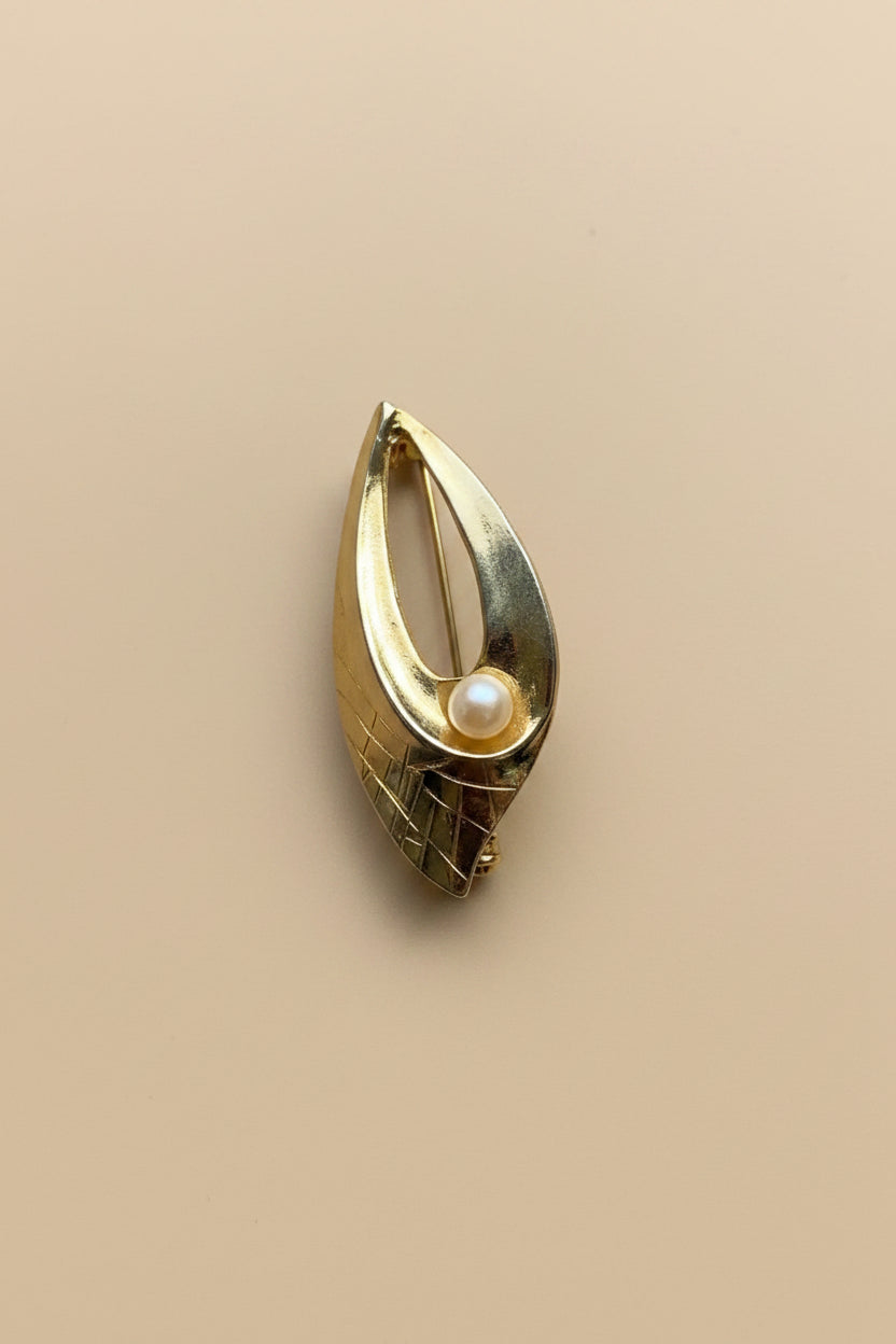 Vintage Gold-Tone & White Brooch – Pearl Detail – Fashion Jewellery – 5 cm