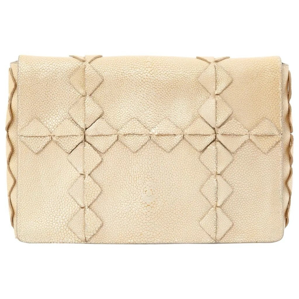 Salvatore Ferragamo — Clutch aus beigem Rochenleder