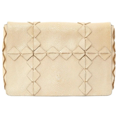 Salvatore Ferragamo — Clutch aus beigem Rochenleder