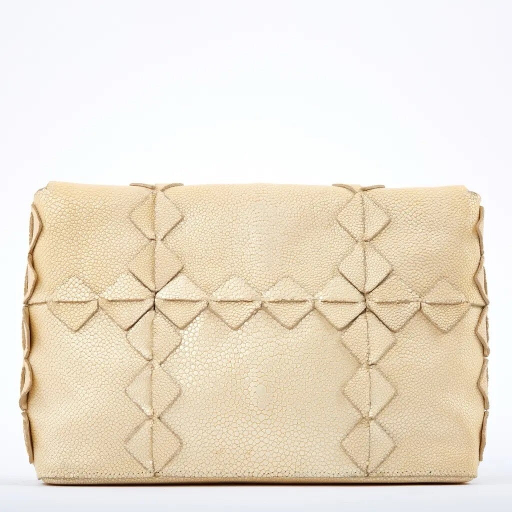 Salvatore Ferragamo — Clutch aus beigem Rochenleder