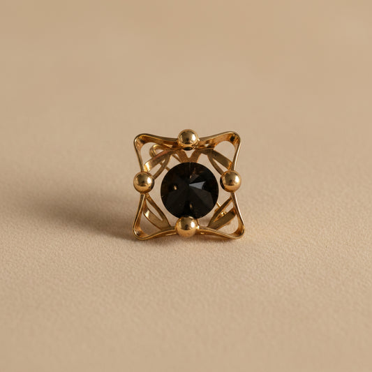 Loewe – Vintage Brosche aus goldfarbenem Metall mit geschnitztem Onyx