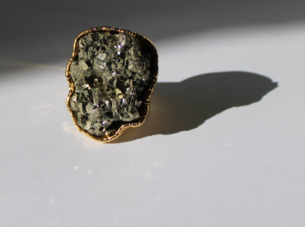 Adjustable Amethyst Natural Stone Ring – Gold-Tone – Elegant & Timeless