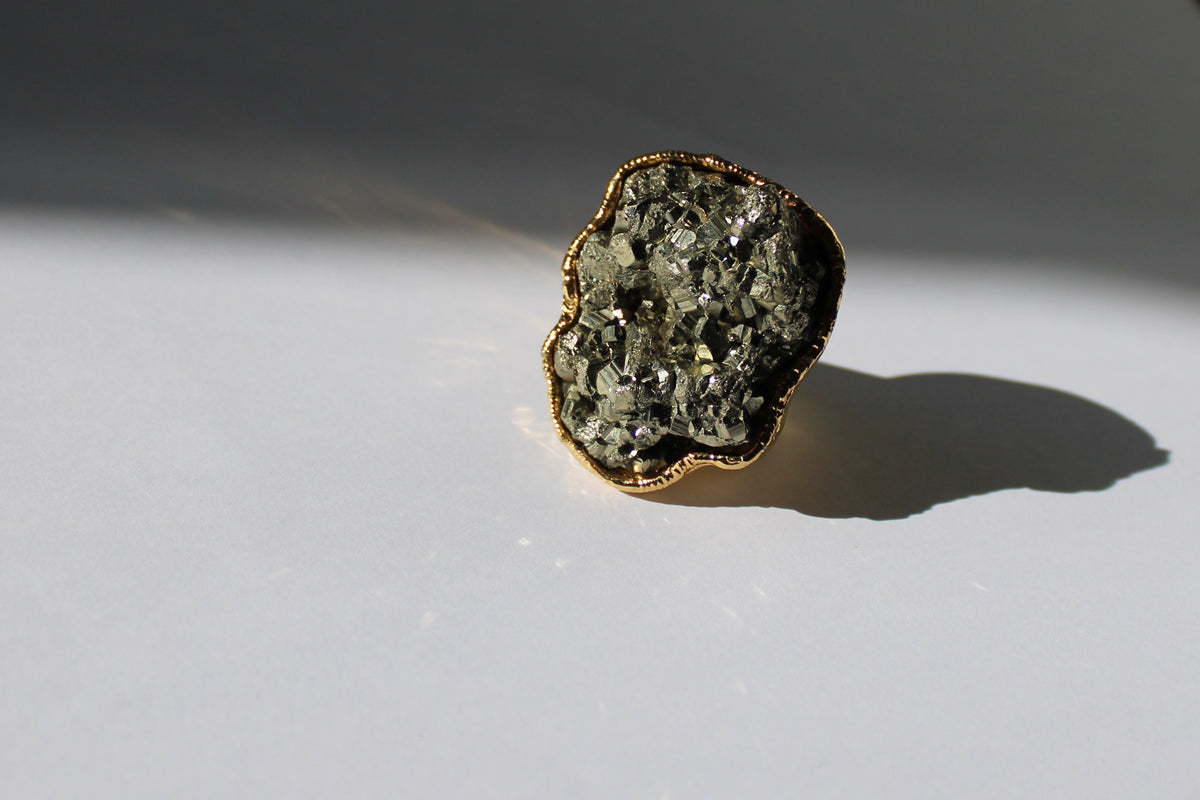 Adjustable Amethyst Natural Stone Ring – Gold-Tone – Elegant & Timeless