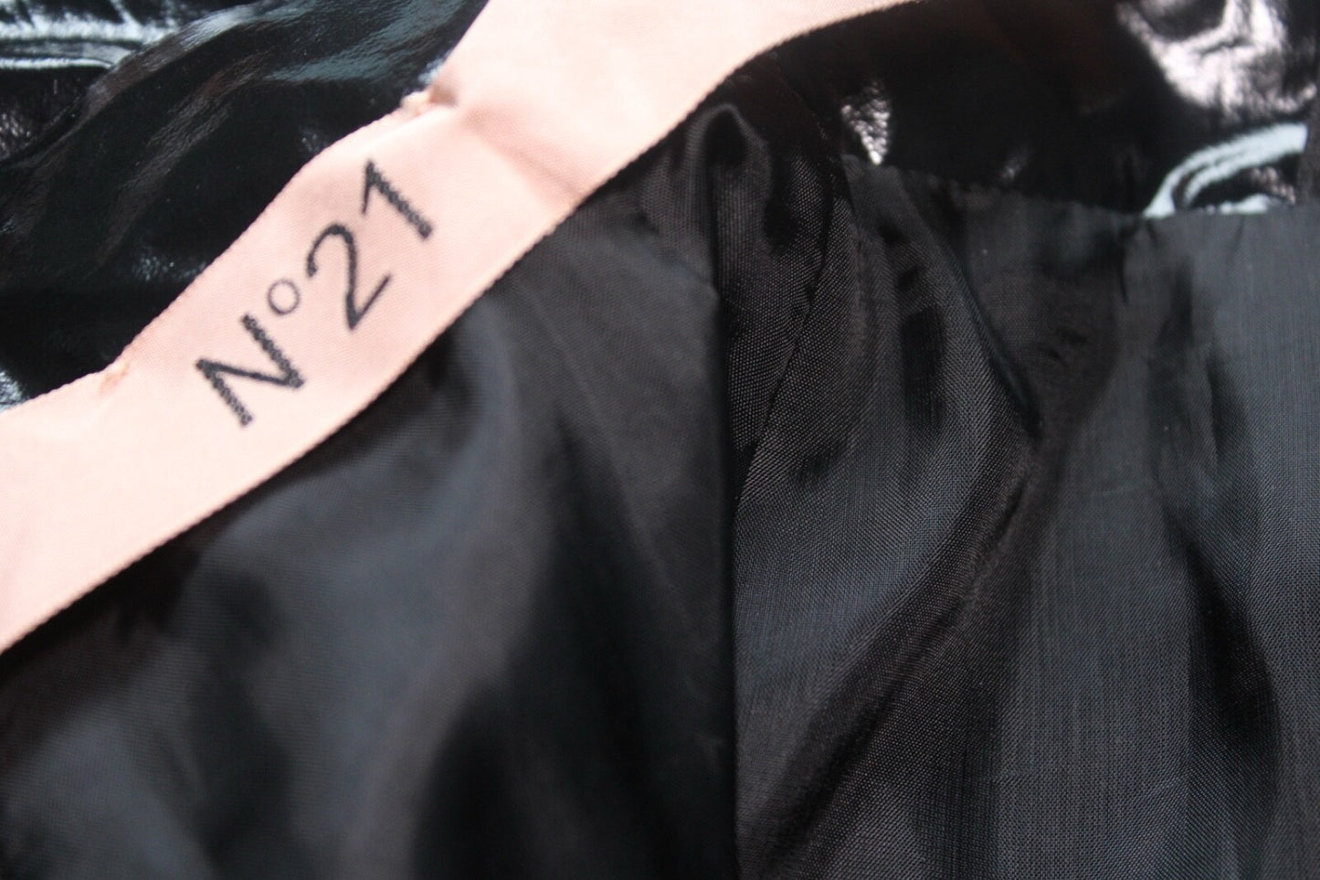 N°21 Skirt Patent leather Silk Colour: black Size: Italian 42/36 Material: Silk