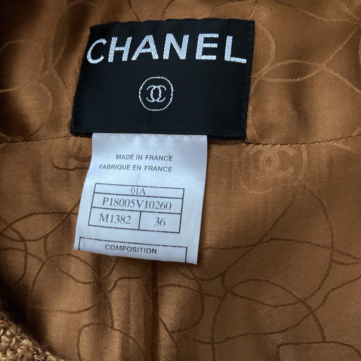 Chanel Autumn/Winter 2001 Tweed Skirt Suit with Silk Camellia Lining – Camel – FR 36