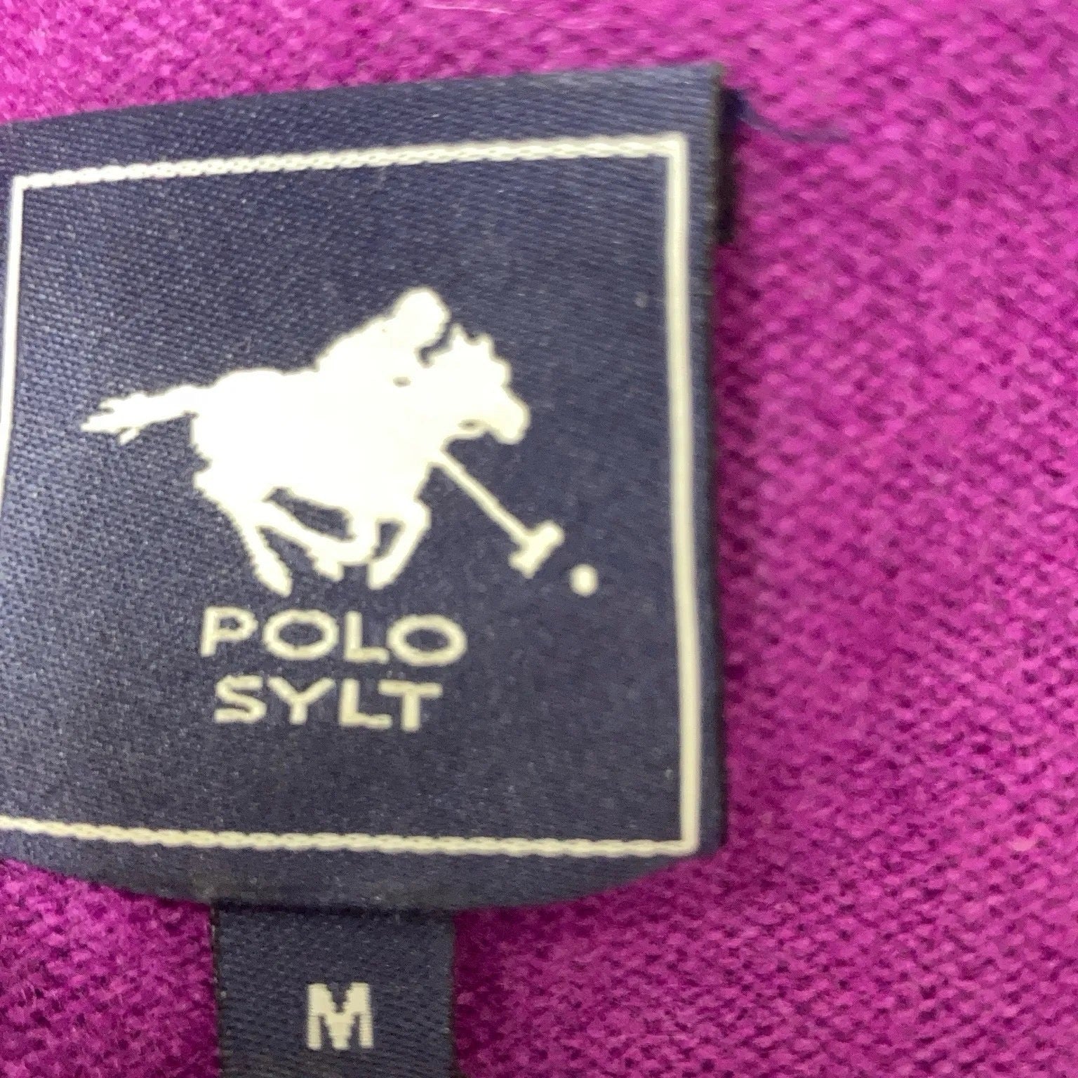 Polo Sylt — Fuchsia Wool Knit Dress — close-up detail | Rent designer fashion at Laura Messerschmitt Berlin