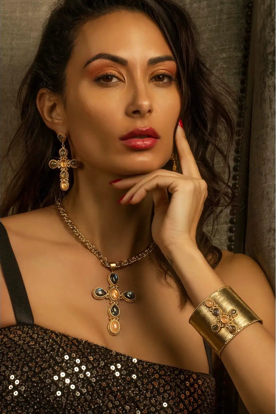 Niiki Paris — Cross Pendant Necklace with Semi-Precious Stones — detail view | Rent designer fashion at Laura Messerschmitt Berlin