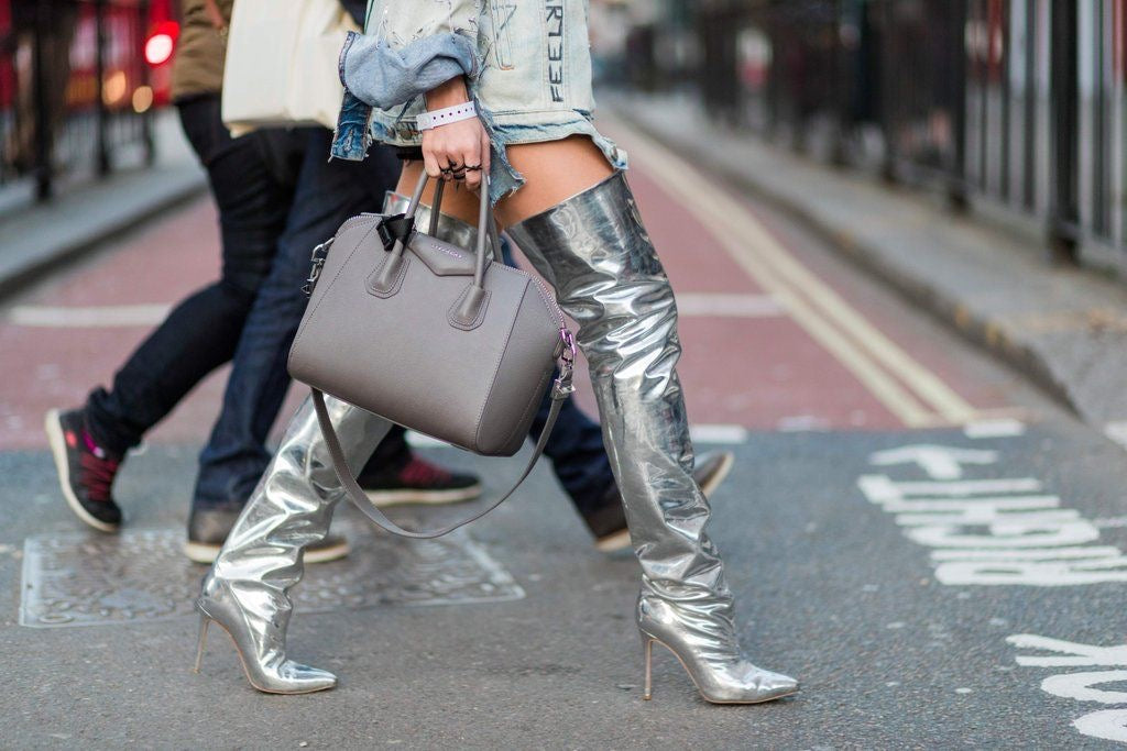 Paris Texas — Silberne Overknee-Stiefel mit Metallic-Effekt