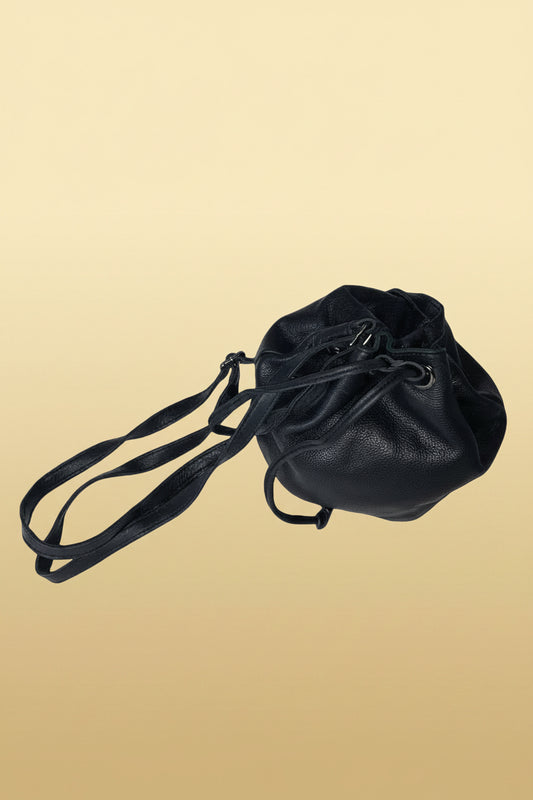 Feynsinn leather drawstring bucket bag in black — rent from Laura Messerschmitt, Berlin stylist