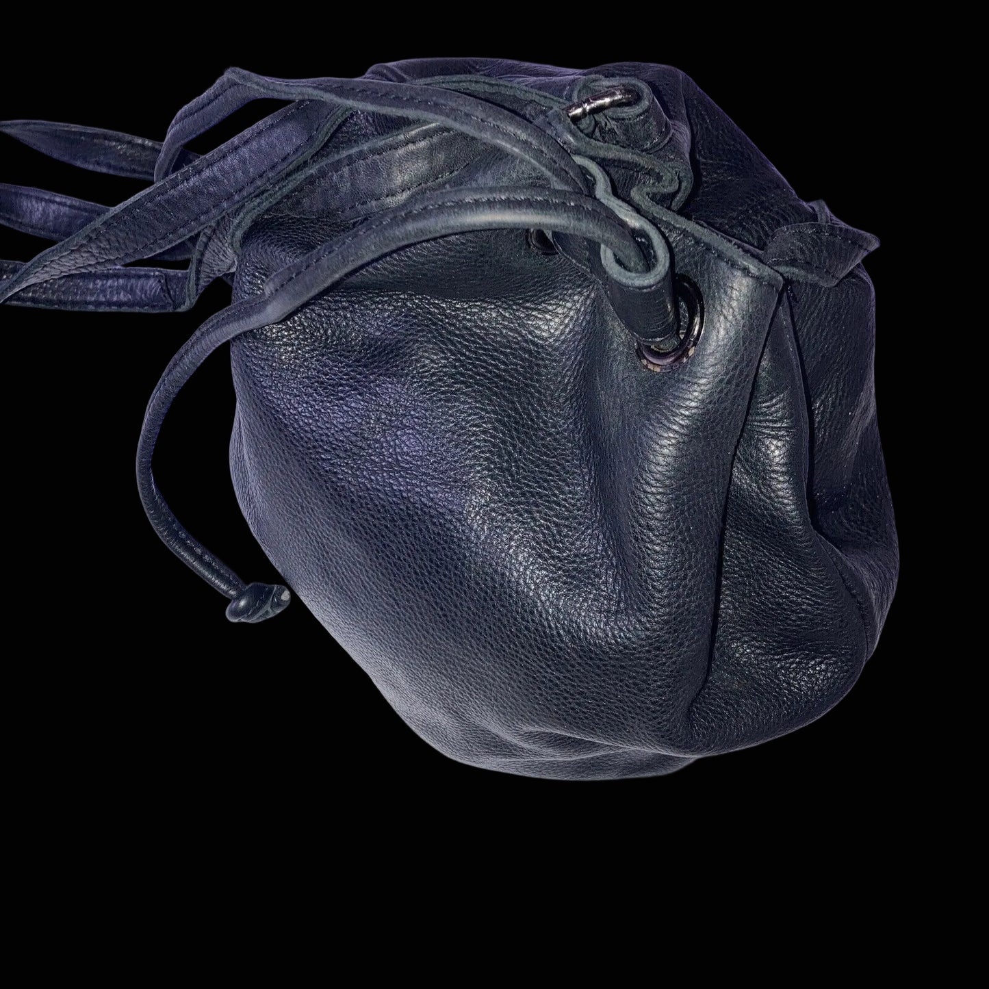 Feynsinn black leather drawstring bucket bag detail