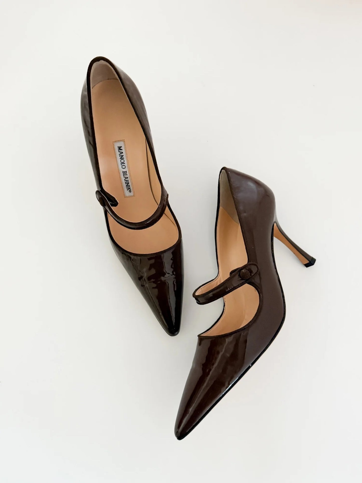Manolo Blahnik – Braune Lackleder Mary Jane Pumps