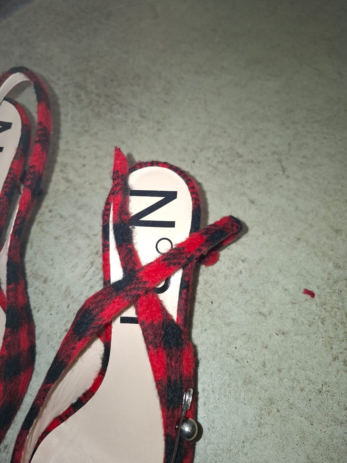N°21 — Slingpumps aus Büffelkarostoff mit Sicherheitsnadeln aus Kristall