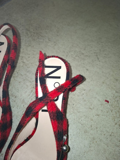 N°21 — Slingpumps aus Büffelkarostoff mit Sicherheitsnadeln aus Kristall