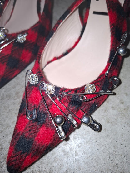 N°21 — Slingpumps aus Büffelkarostoff mit Sicherheitsnadeln aus Kristall