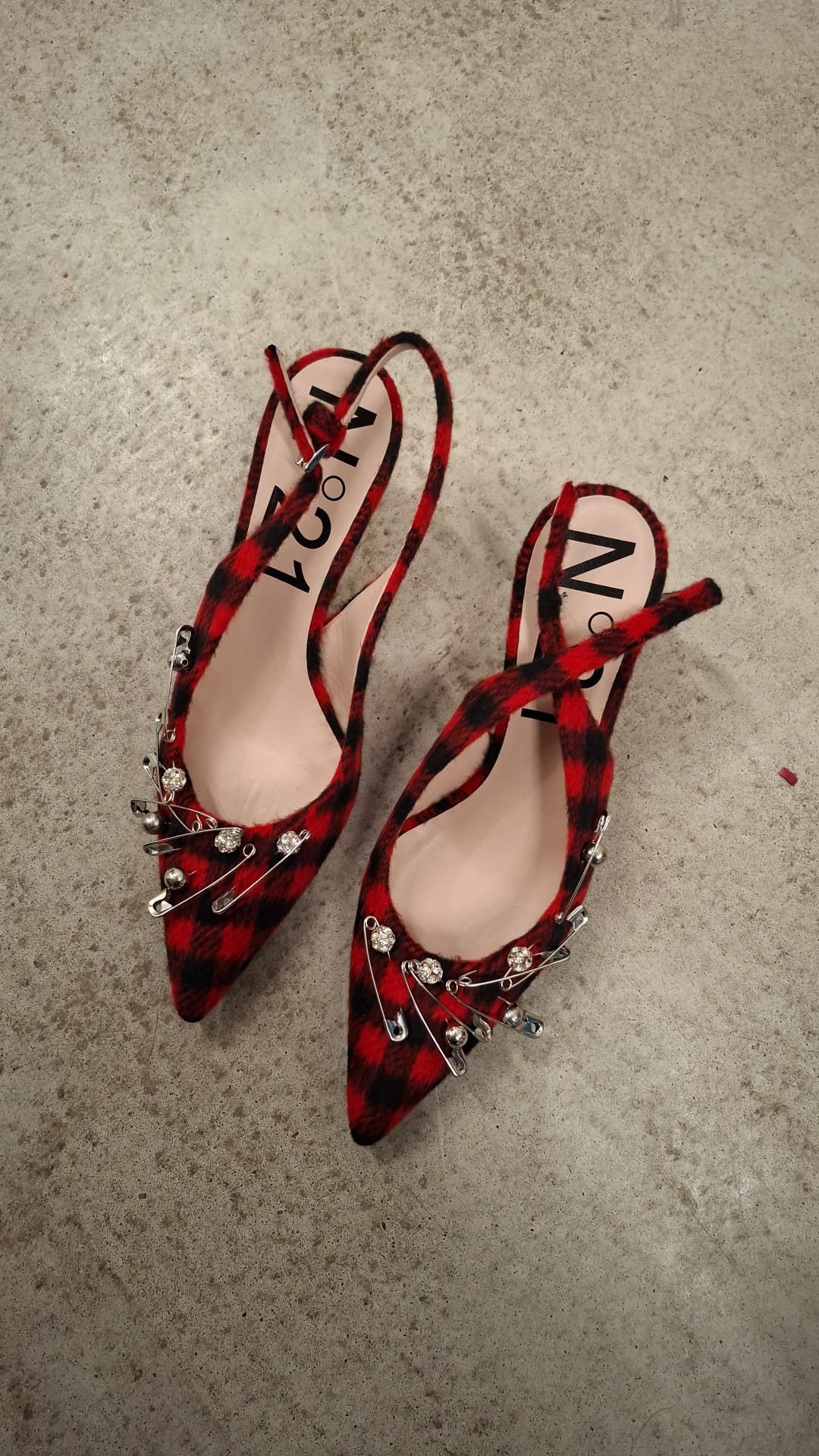 N°21 — Slingpumps aus Büffelkarostoff mit Sicherheitsnadeln aus Kristall