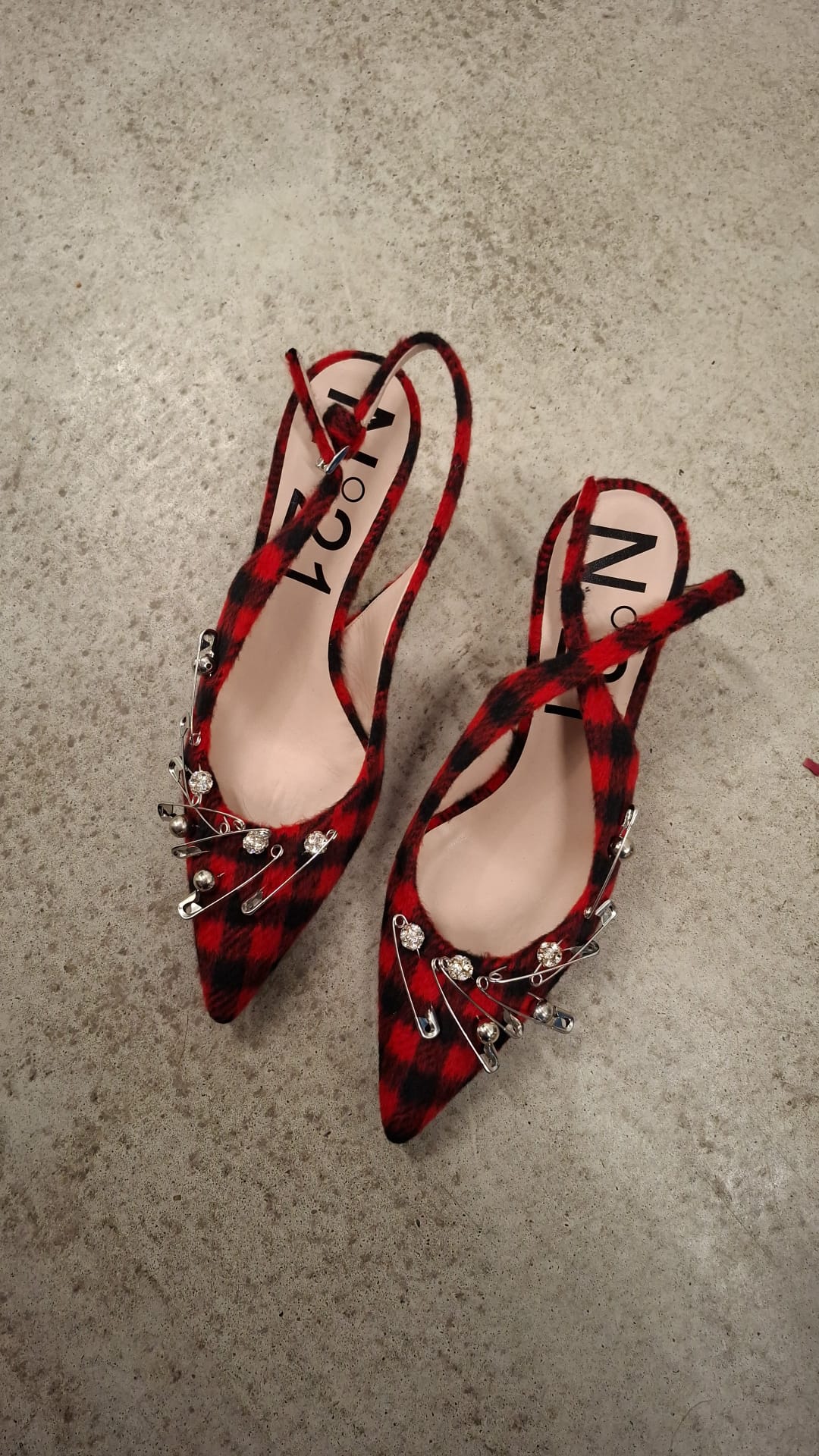 N°21 — Slingpumps aus Büffelkarostoff mit Sicherheitsnadeln aus Kristall