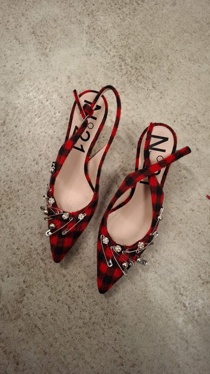 N°21 — Slingpumps aus Büffelkarostoff mit Sicherheitsnadeln aus Kristall